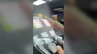 Autofolie verändert ihre Farbe mit Wasser+